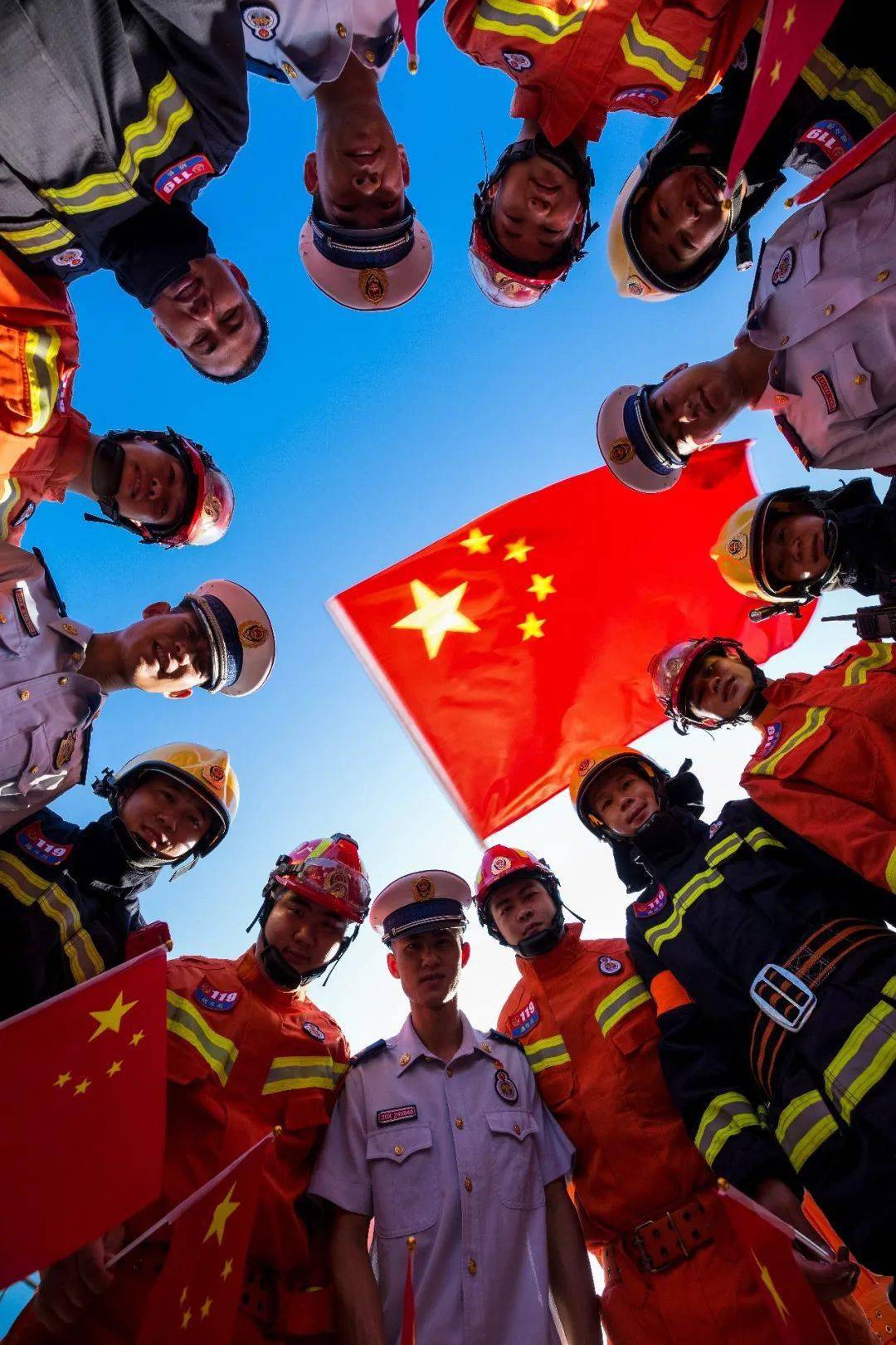 邕城火焰蓝与国旗同框与祖国同心