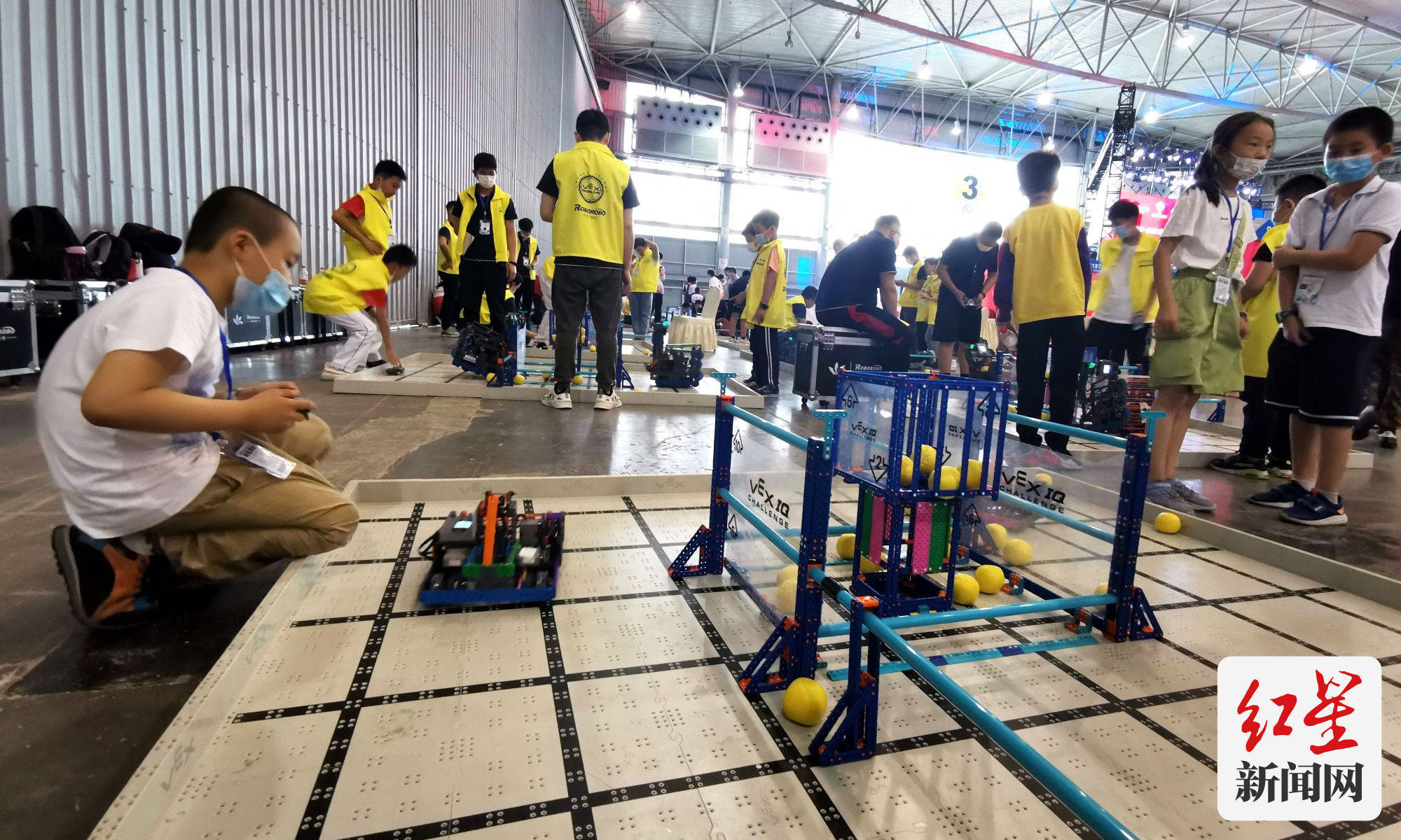 文化|VEX机器人成都西区赛开赛 IGS博览会上演“铁甲大战”