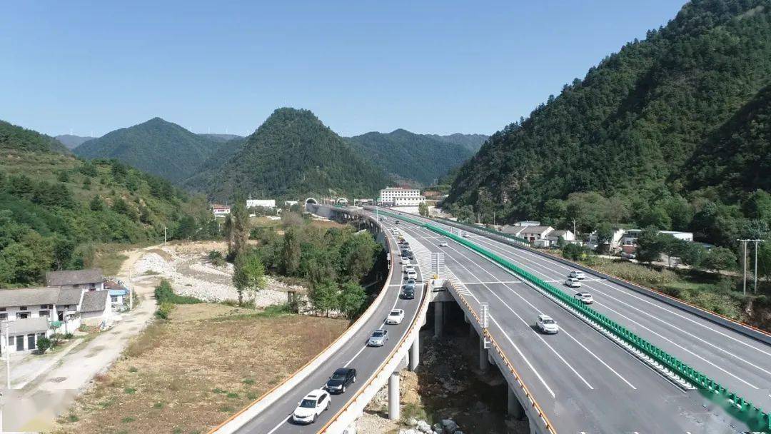 国庆我在岗电力护航宝坪高速通车