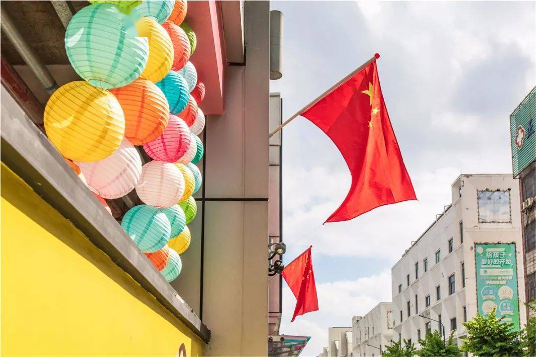 用"中国红"大街小巷挂满了国旗特别醒目在人来人往的大街上整齐划一的