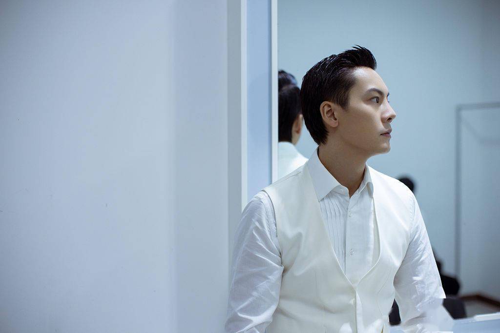 陈伟霆纯白色西服套装简约清爽 倒影大片映衬身形氛围感十足_西装