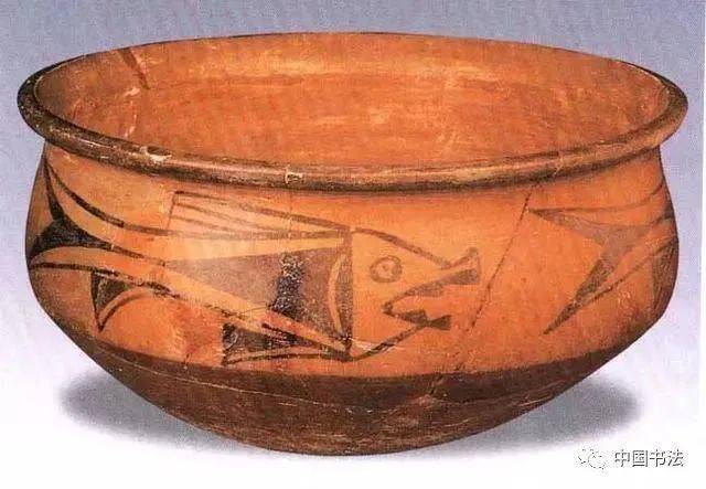 半坡彩陶，出现图案和简单的刻划符号接着有二里头文化和二里岗文化。二