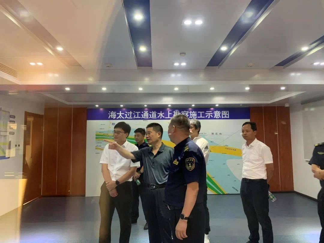 国庆首日江苏海事局副局长王秀峰到海太过江通道勘察一线检查指导工作
