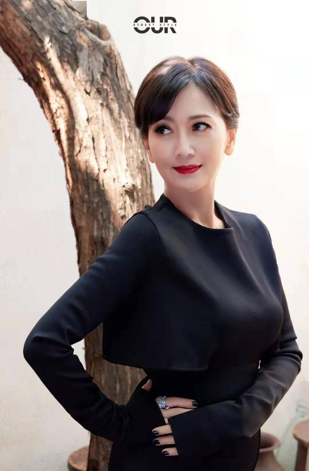 王佳文 落叶缤纷,和赵雅芝 张欣尧 徐梦洁 王紫璇 共同探寻深秋色彩