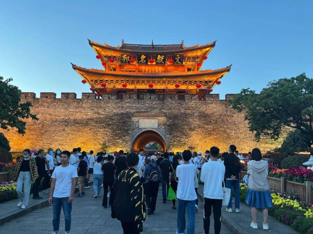 07万人次 视频来源:古保局 免费开放日 a级景区迎客流高峰 10月1日