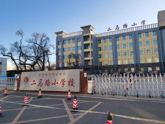 学校育人的重要抓手目前齐齐哈尔市有几十所中小学建立了冰球队共成立