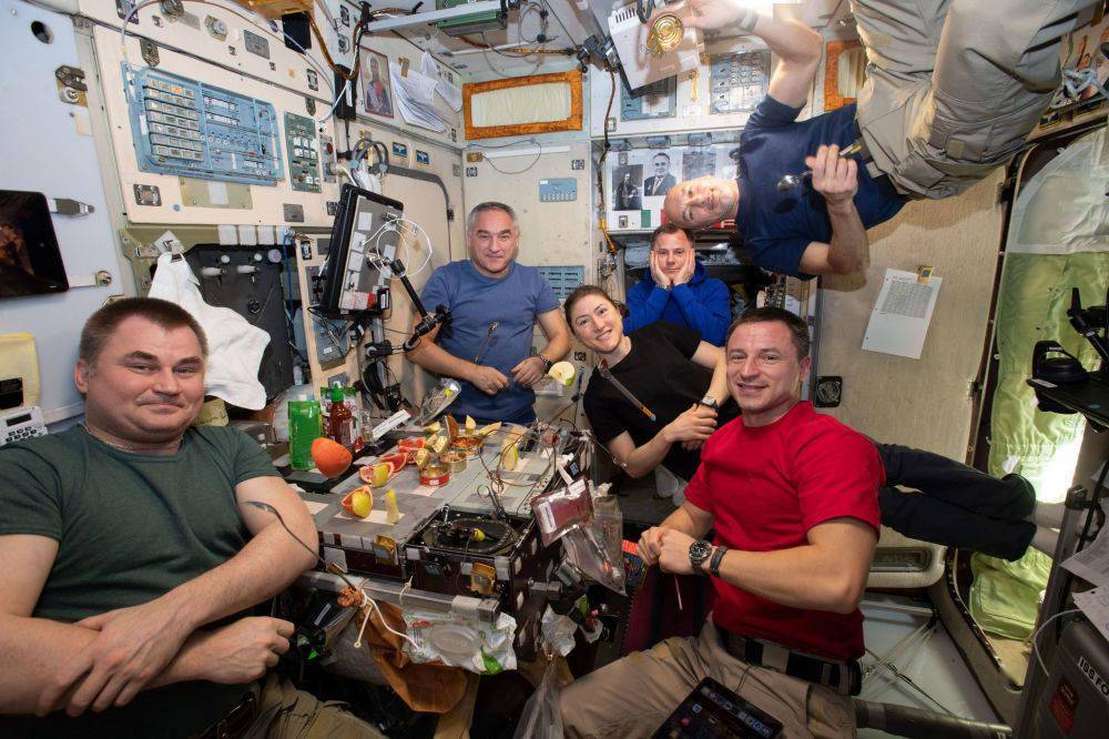 太空中可以喝酒?航天员在国际空间站聚餐,连芥末,辣椒都吃上了