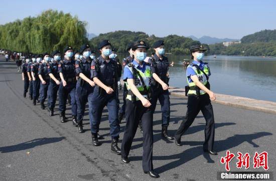 女子|杭州西湖西溪女子巡逻队巡逻服务游客