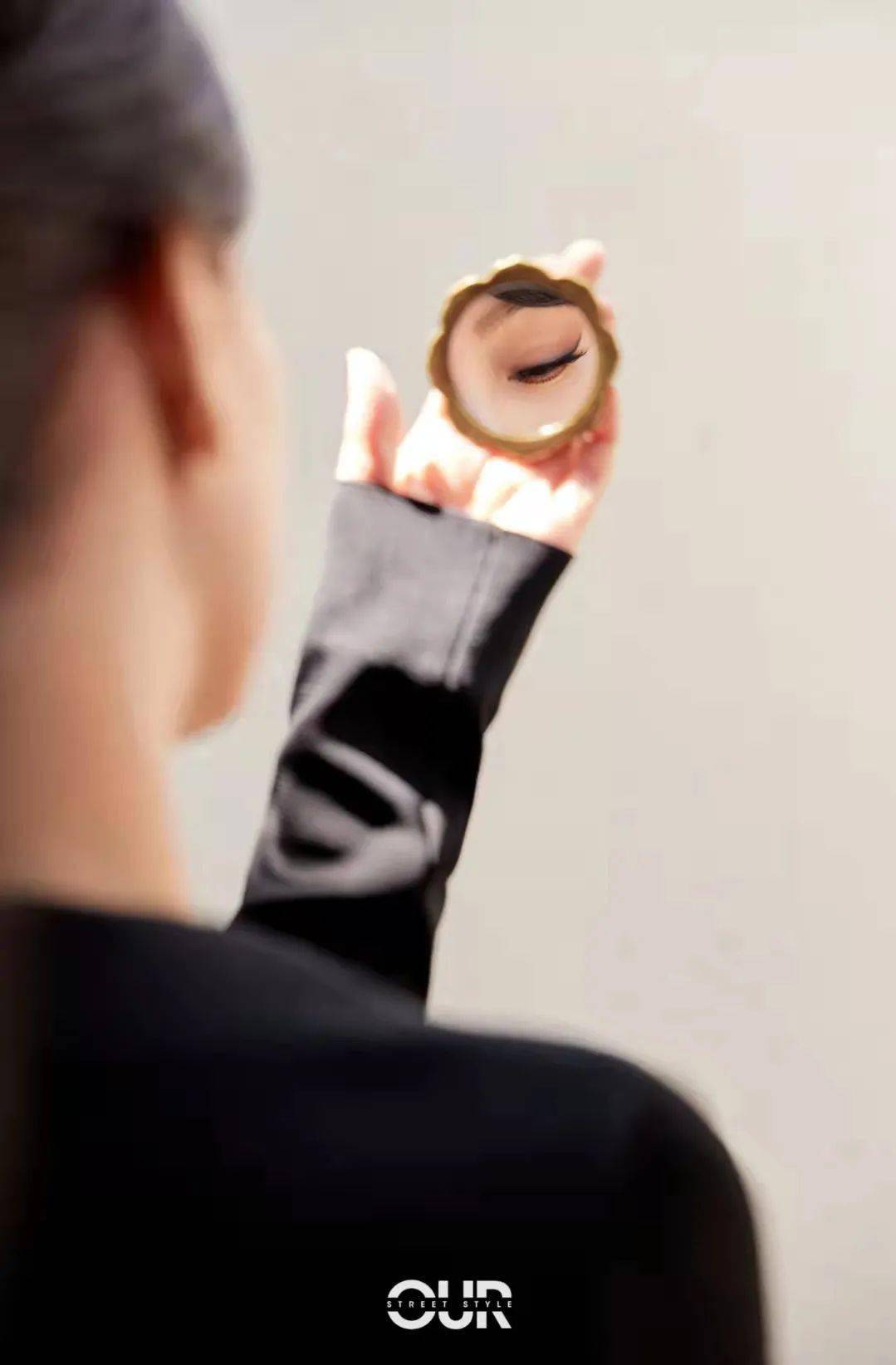 王佳文 落叶缤纷,和赵雅芝 张欣尧 徐梦洁 王紫璇 共同探寻深秋色彩