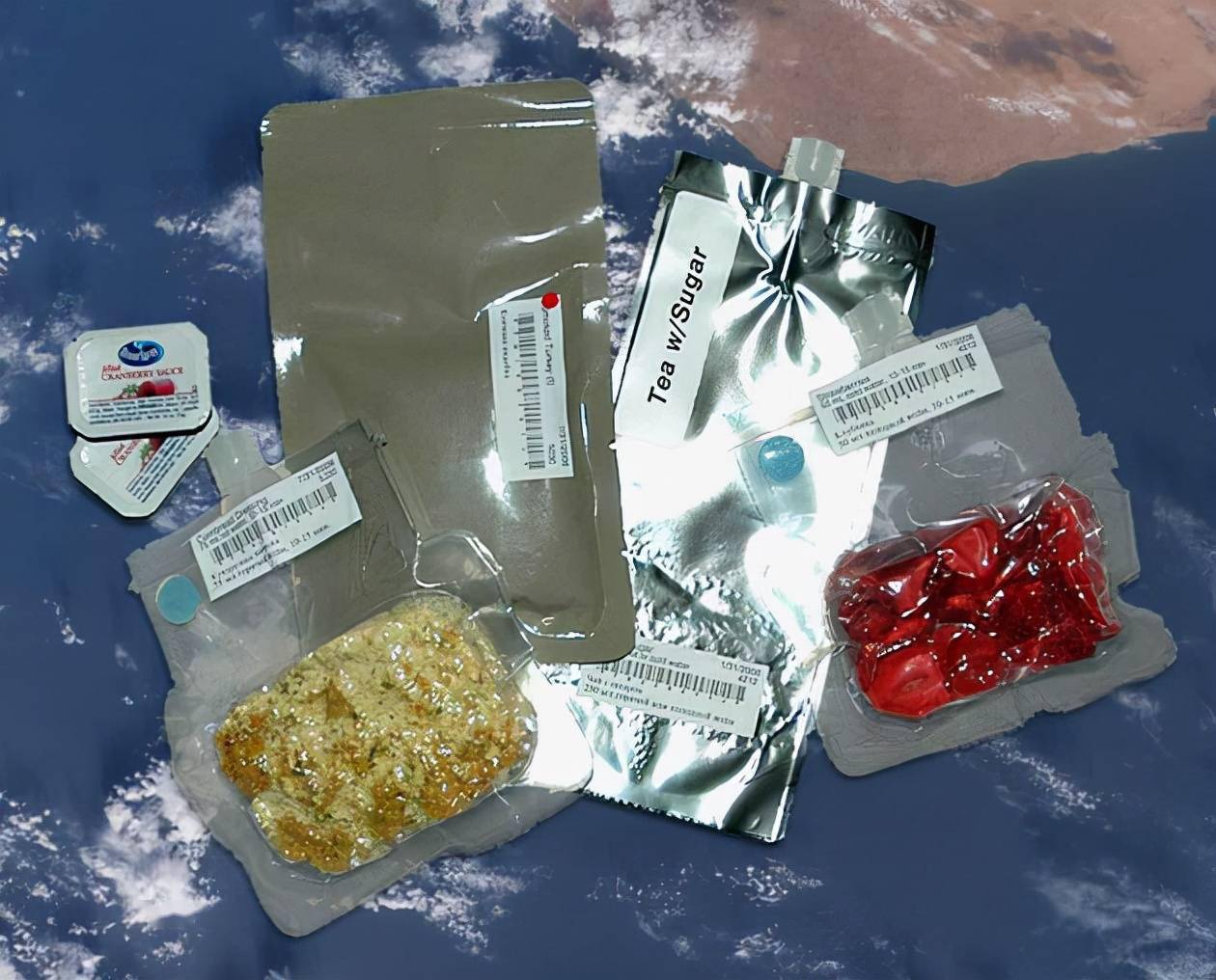 太空中可以喝酒?航天员在国际空间站聚餐,连芥末,辣椒都吃上了