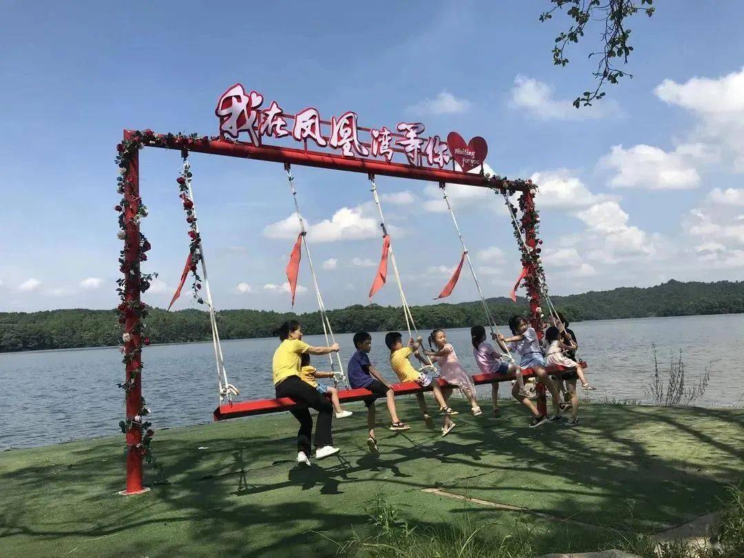 国庆黄金周第一天,在凤凰湾森林乐园,园方举办的亲子嘉年华活动正如火