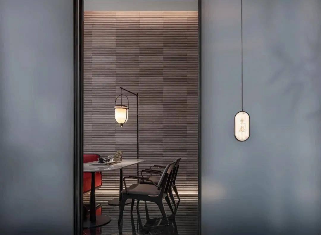 东方意境设计的中餐厅 仿佛在山间用餐 空间