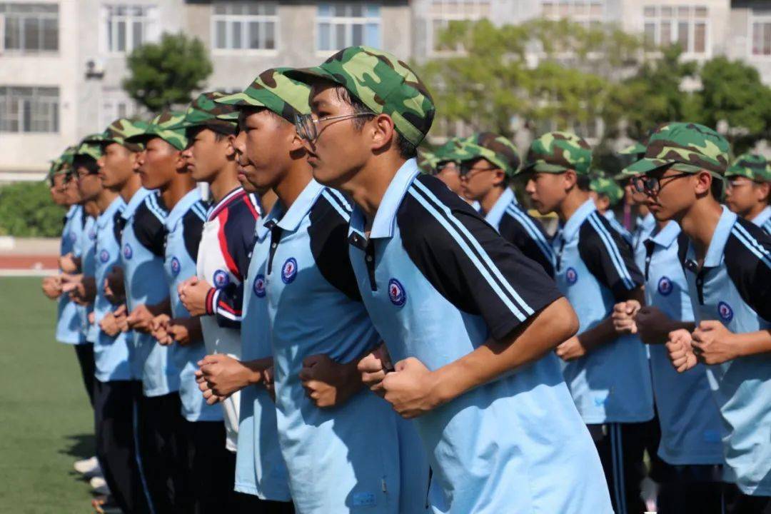 大化高中举行2021级新生军训队列会操表演暨总结大会