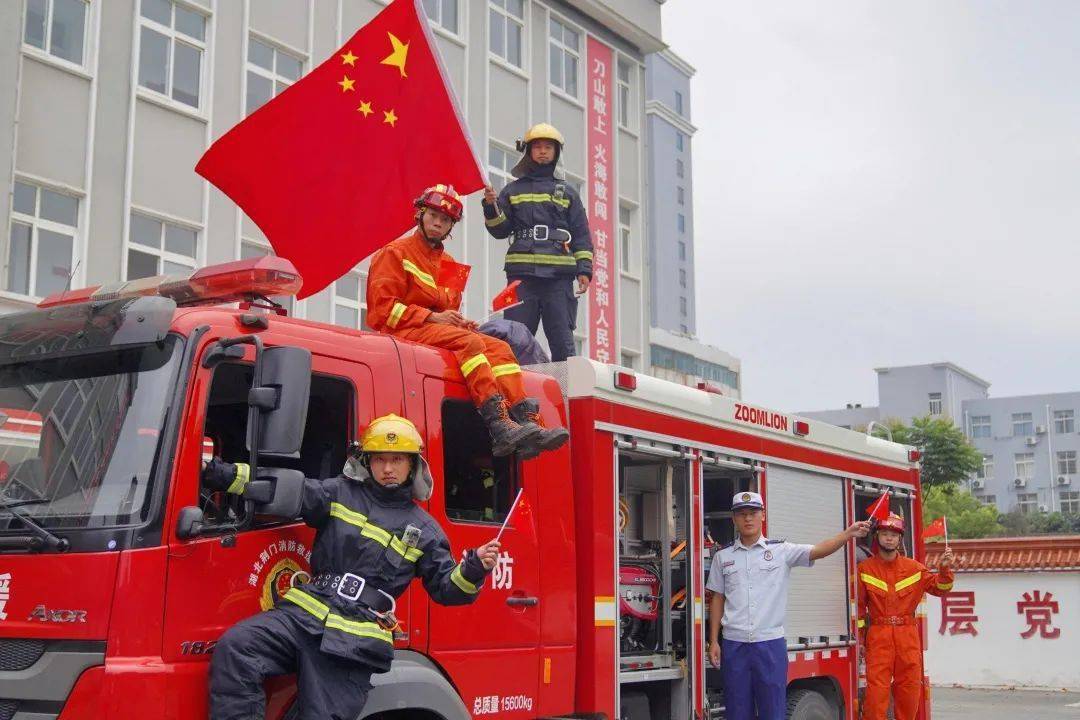 "蓝朋友"坚守一线,描绘出国庆最美的颜色!