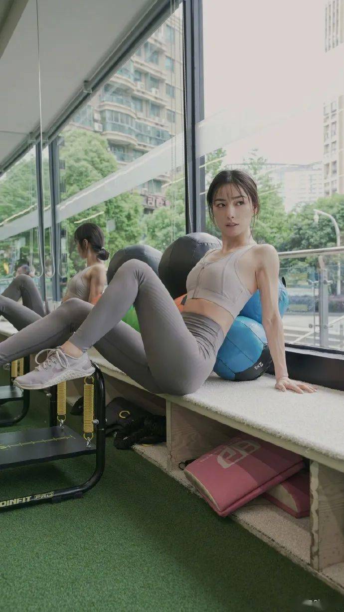 在健身房可不是摆拍炫腹狂人300万 粉丝的健身博主今日辣妹陈暖央