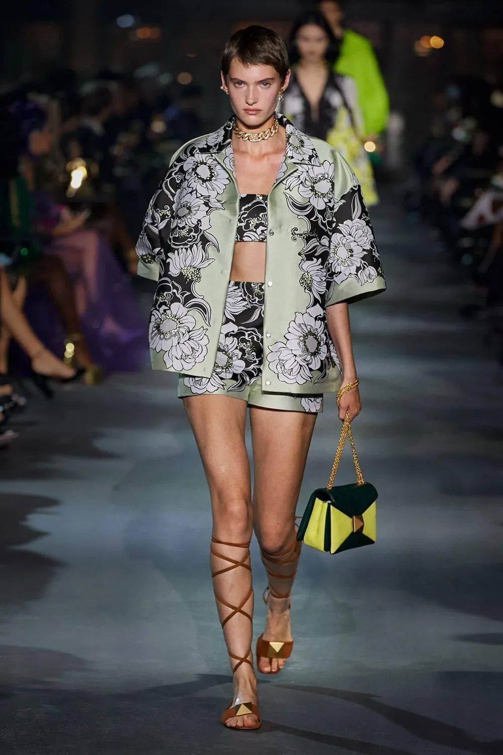 廓形 Valentino 2022 春季系列发布，刺绣、蕾丝、印花…… 尽显高级！