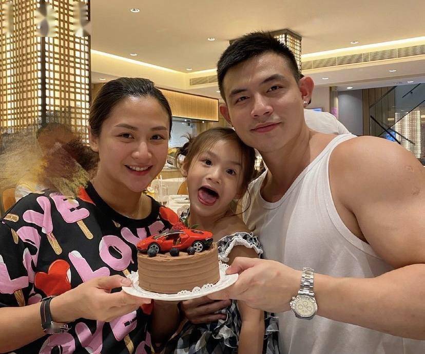 恭喜!香港著名靓模卢颂之二胎平安产子,与帅气丈夫走出婚变阴霾