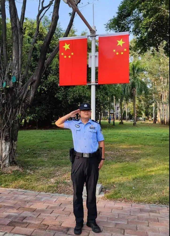 国庆| 诗歌献给新中国——我将满腔热忱,说与您听_警服