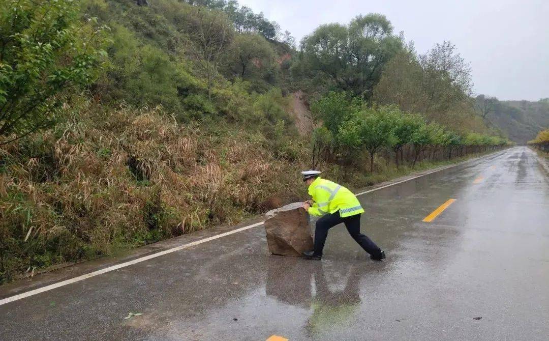 旬邑交警以雨为令,顶雨逆行