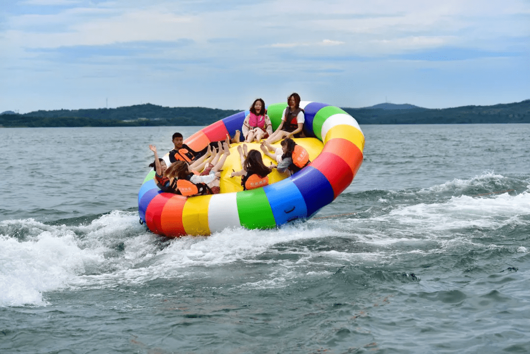 国庆长假首日洈水景区人气火爆确保安全秩序井然