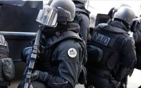 法国警察人手一件「巴黎世家」!这些不起眼的制服竟都是大牌设计?