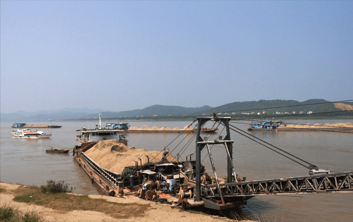 三峡大坝截流20多年,库区淤沙18亿吨,为何不用抽沙船抽沙?