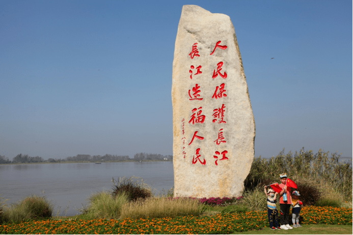 风景优美人如织 文明旅游成风尚