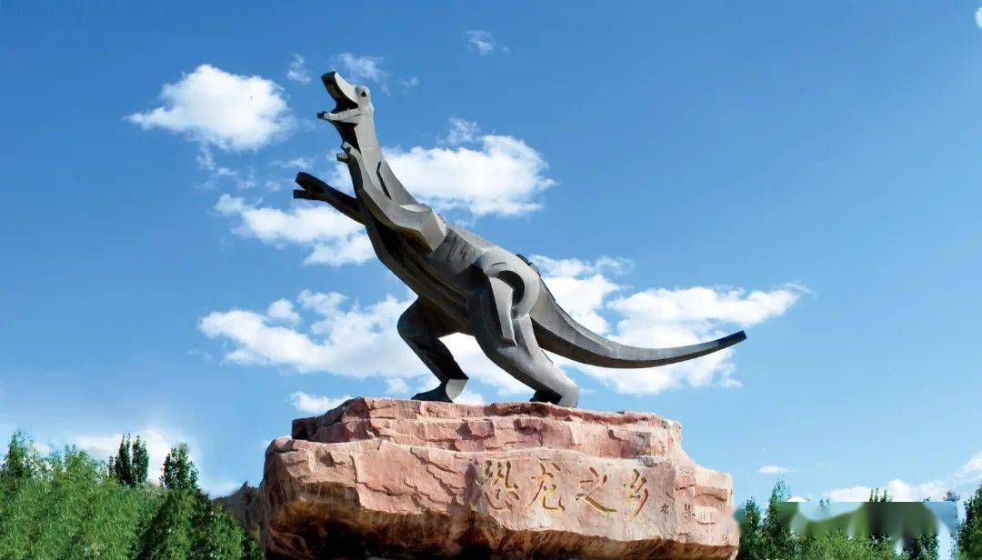 展厅建在一片长短大小不一的恐龙化石之上,别看二连的四周都是戈壁滩