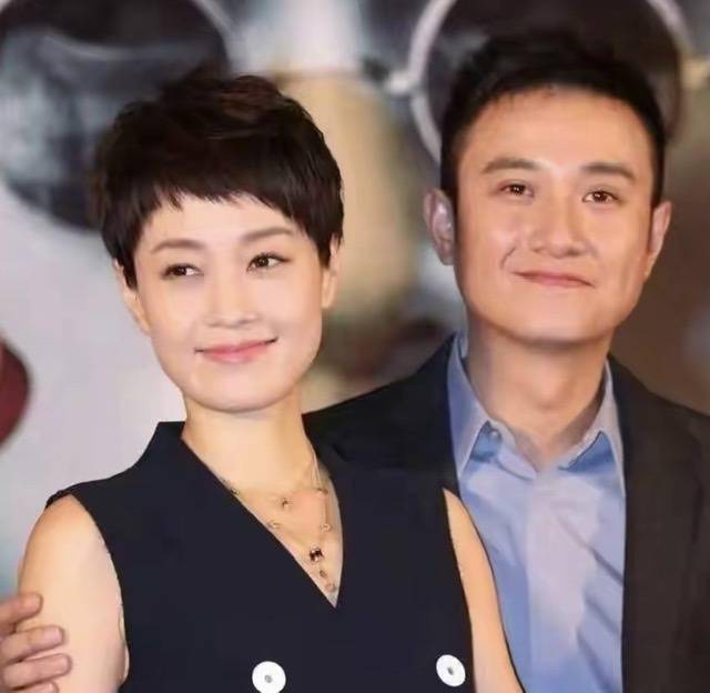 小区文章带两女儿现身机场，浑身名牌状态佳，前不久还现身马伊琍小区！