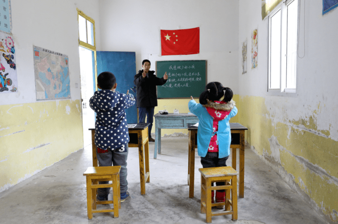 六安好人周周见乡村教师项发权坚守贫困山区小学执教38年