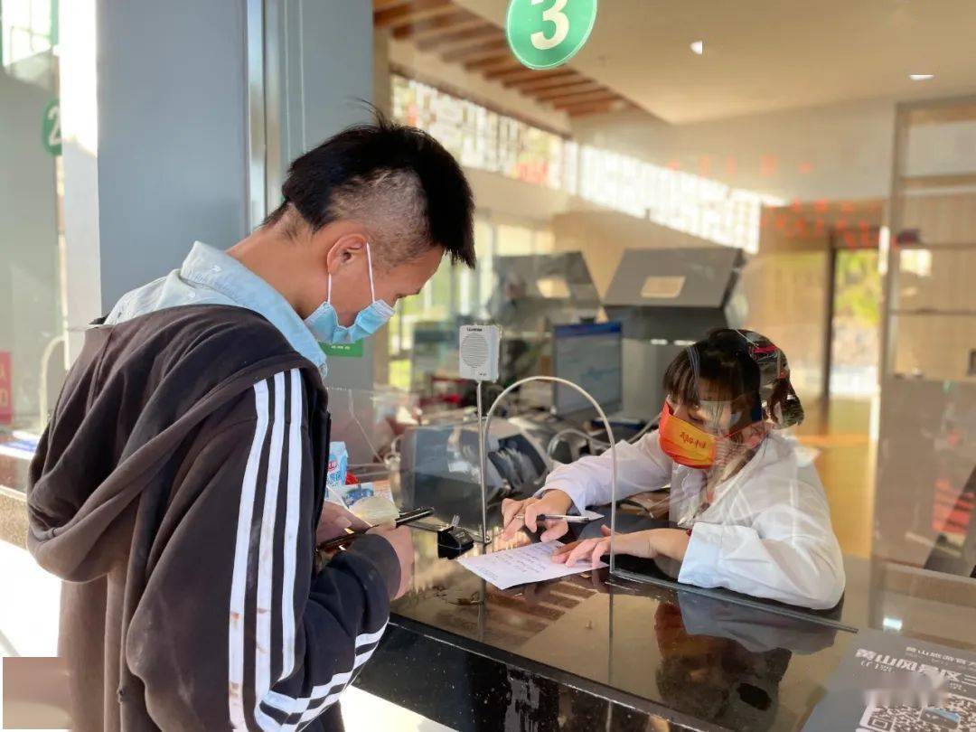 一名游客来到松谷票房的售票窗口,默默地将身份证递给了售票员陶佳,陶