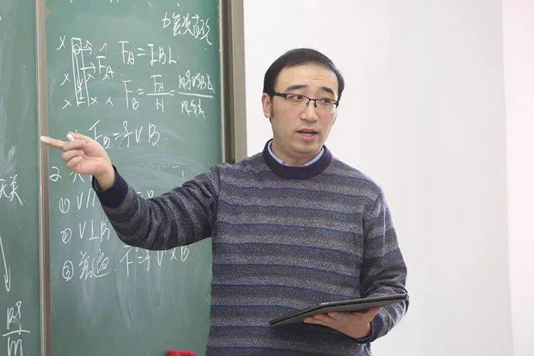 李永乐,本科毕业于北京大学物理系,硕士(2006-2009)毕业于清华大学