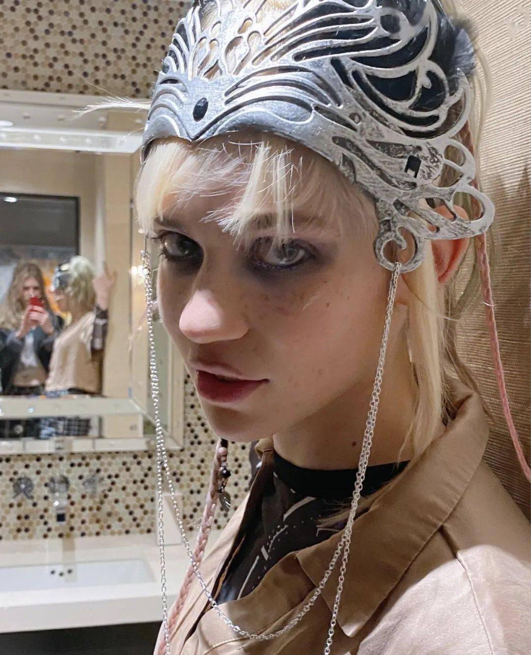 独特且个性,她才是来自未来世界的cyber少女!_grimes