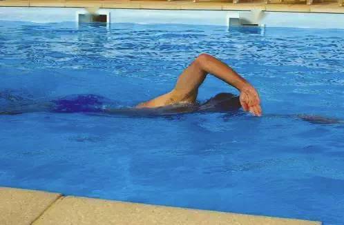 自由泳划臂动作的关键要素