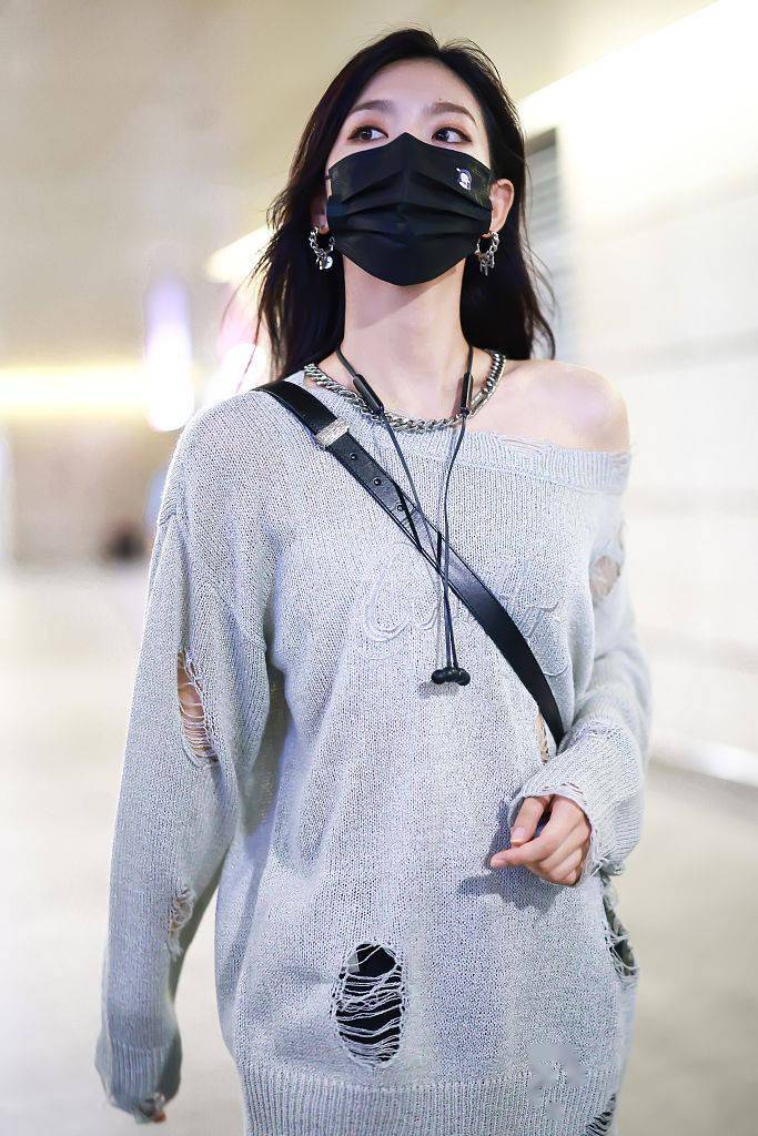 曾可妮 曾可妮穿破洞针织衫露香肩 酷飒性感