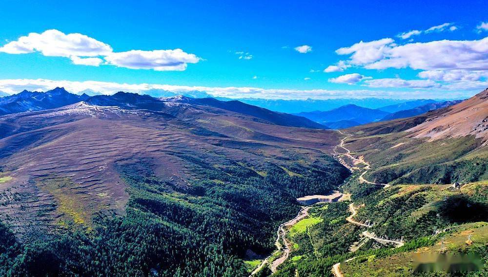 翻越海拔4292米的白马雪山垭口观绝美双u型峡谷