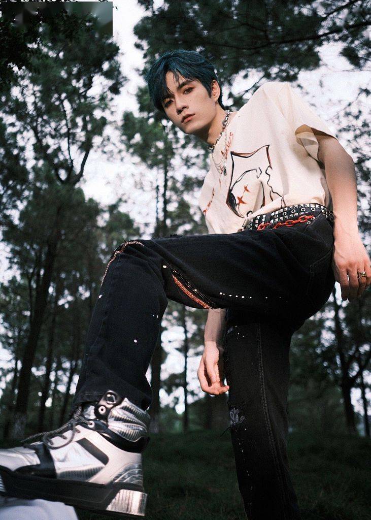 张颜齐湖光蓝发色帅似漫撕男岔腿而坐眼神不羁酷拽满分