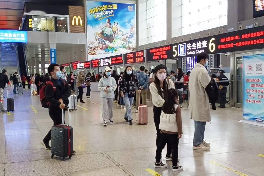 现场直击郑州火车站返程高峰：人山人海，有安徽人在郑州呆了6天，主要为了看河南博物院