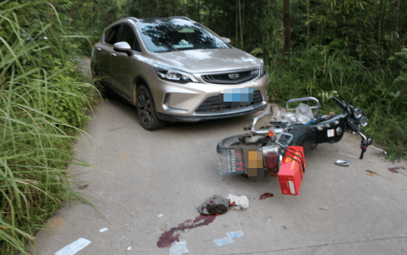 小轎車彎道撞上摩托車