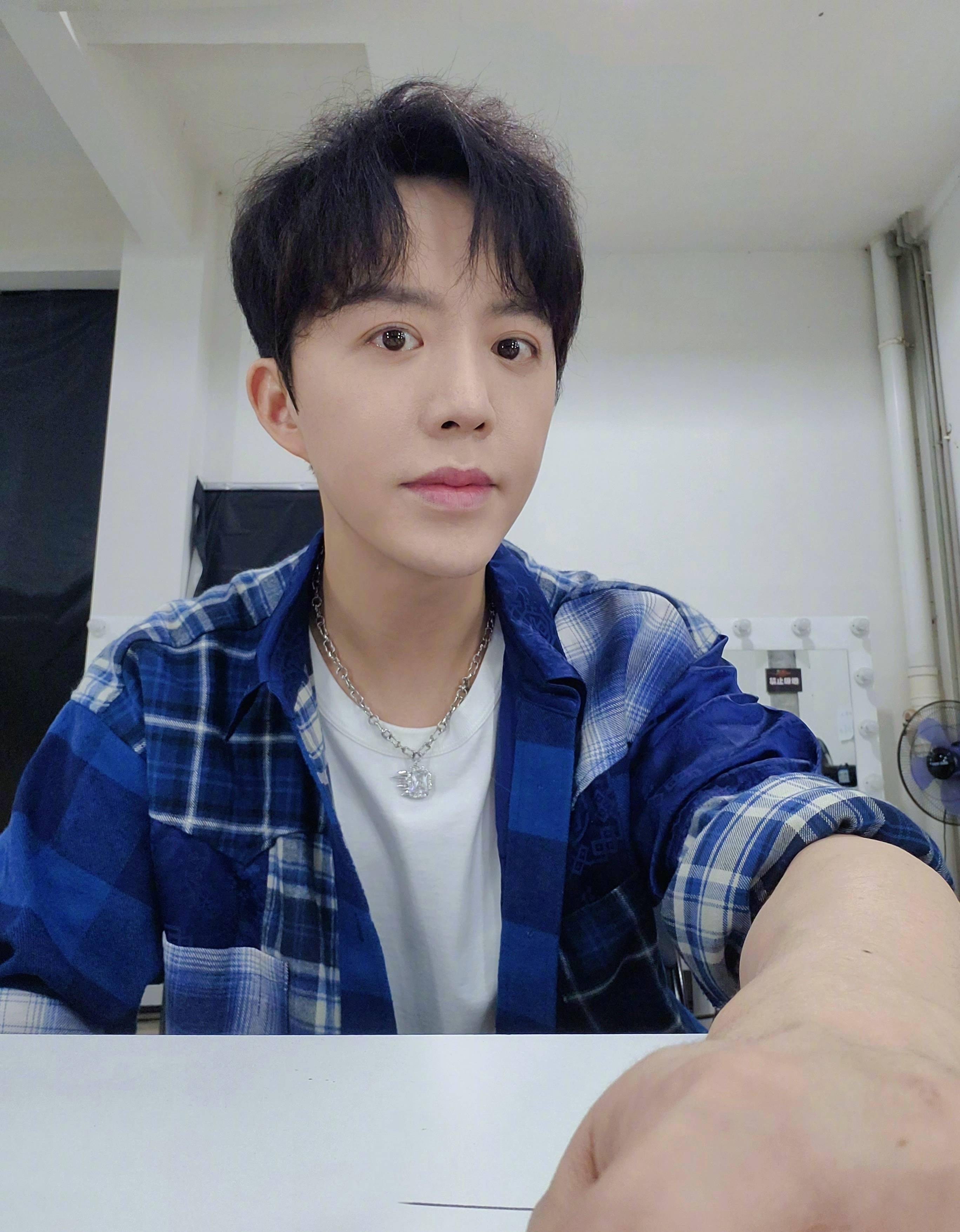 李云迪庆生晒照惹关注装扮减龄看不出39岁简直是逆生长