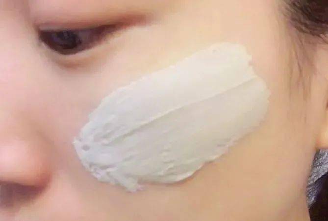 黑头获得世界品质评鉴大奖的洁颜泥，日本模特、艺人大爱，黑头、角质、粉刺用它都能搞定！