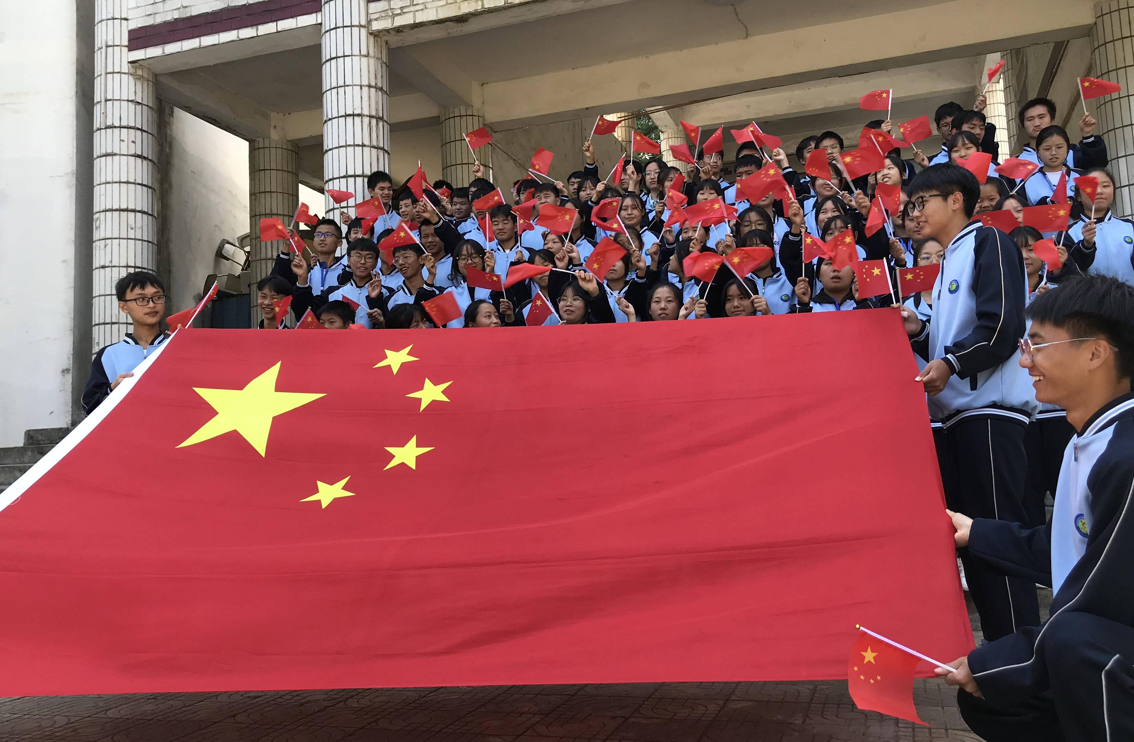 学党史纳雍五中我与国旗合个影