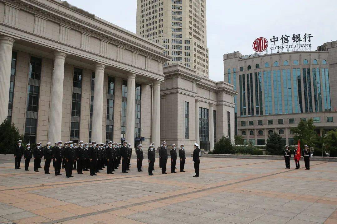 大连海关举行庆十一升国旗仪式