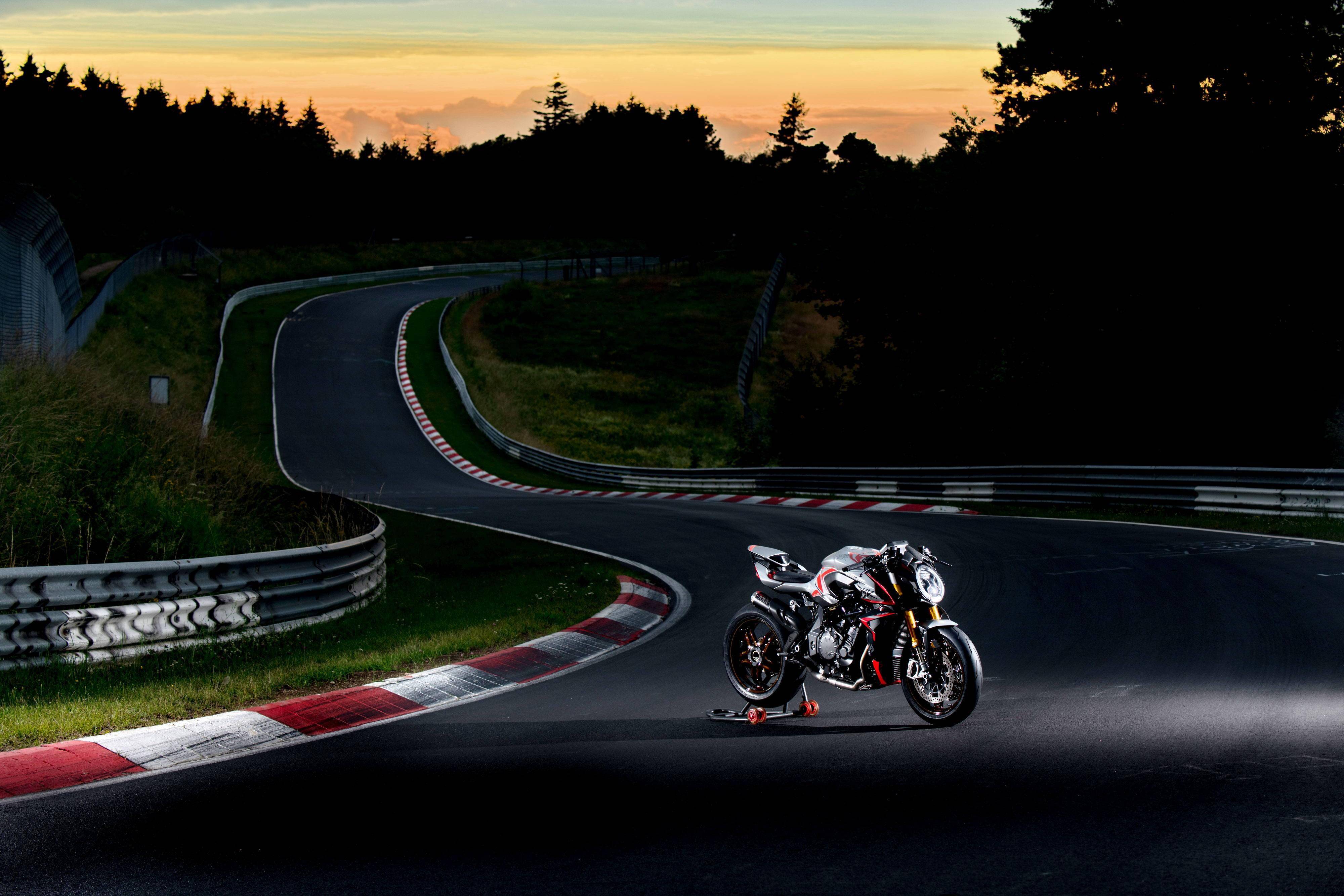 mv 奥古斯塔 brutale 1000 纽博格林版 户外特写