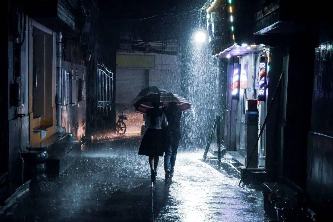 雨夜背影图片