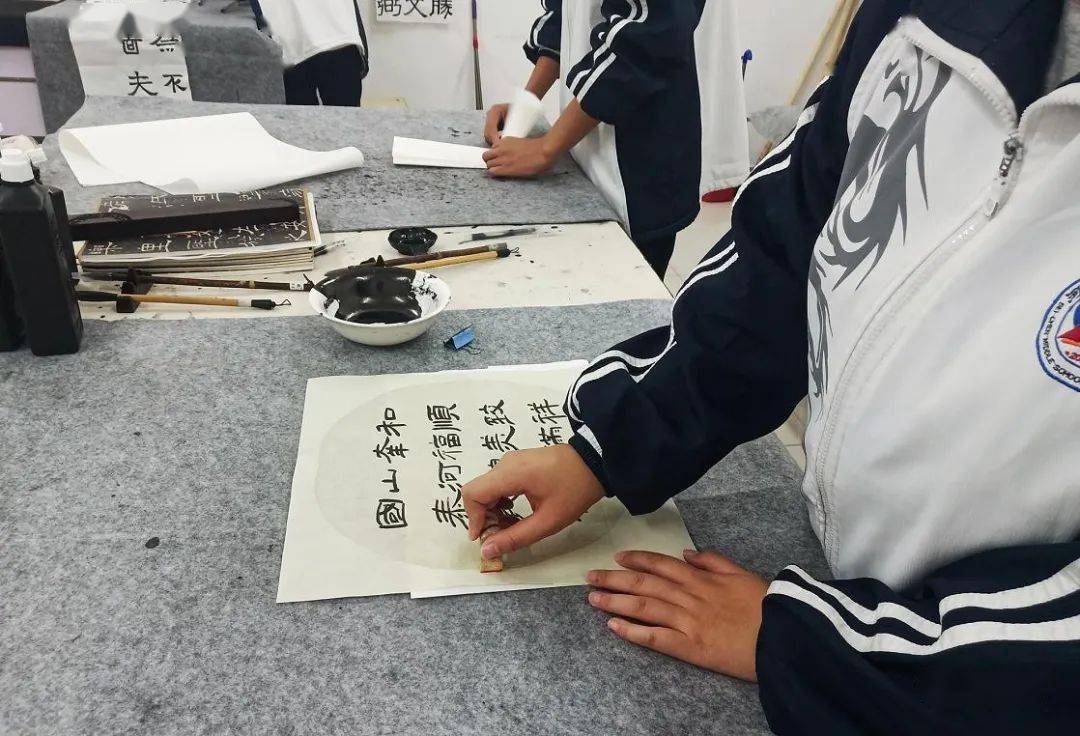 文化涿鹿北晨学校举行国庆书法作品展