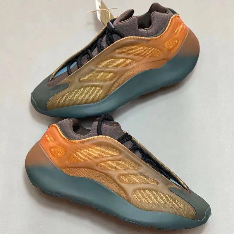 科技 质感奢华！「兵马俑」Yeezy 700 V3 最新实物曝光！