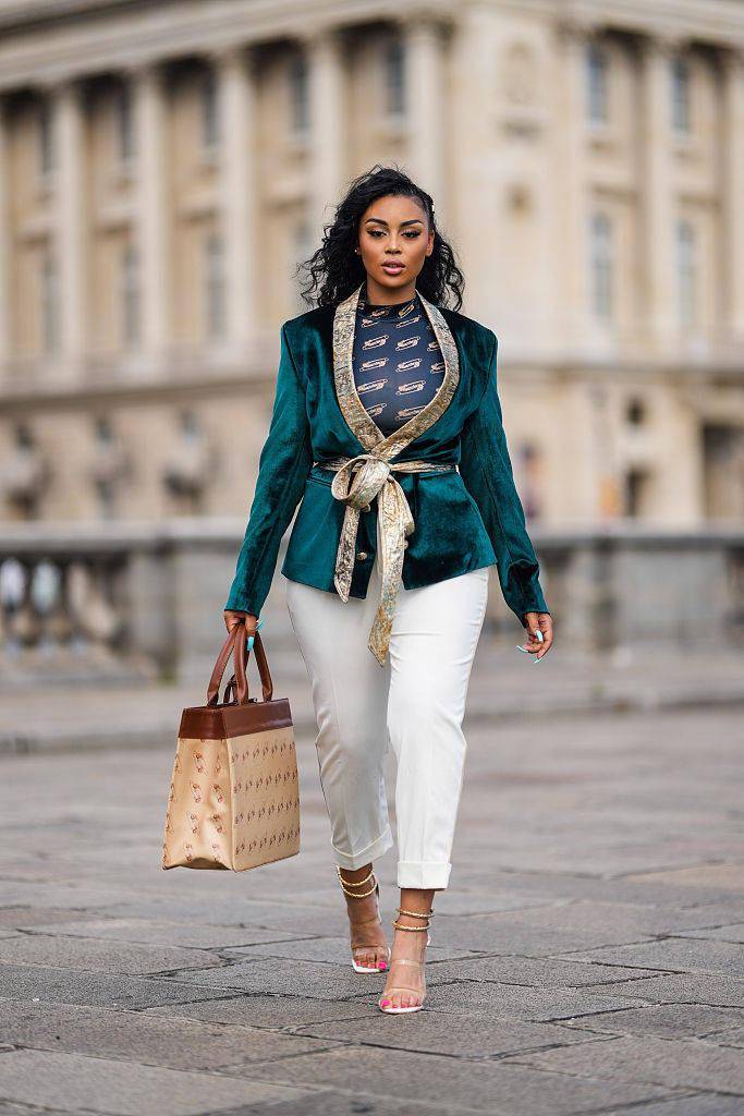 黑色 自带华丽光泽感的天鹅绒 营造复古又精致的Chic Style