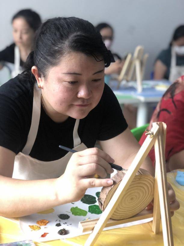 添点|给生活添点色彩！莲花街道康欣社区开展全职妈妈绘画小组活动