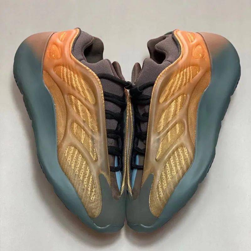 科技 质感奢华！「兵马俑」Yeezy 700 V3 最新实物曝光！